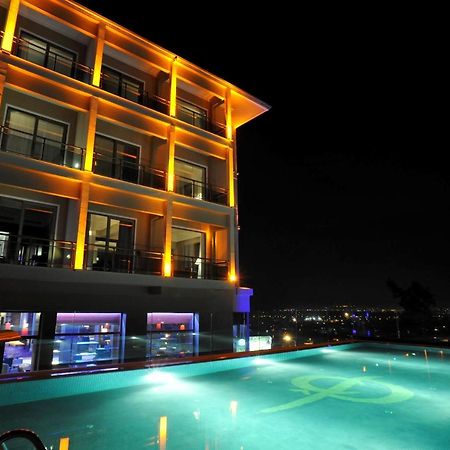 호텔 셀릭 팰리스 컨벤션 센터 테르말 스파 부루사 외부 사진 The pool at the hotel