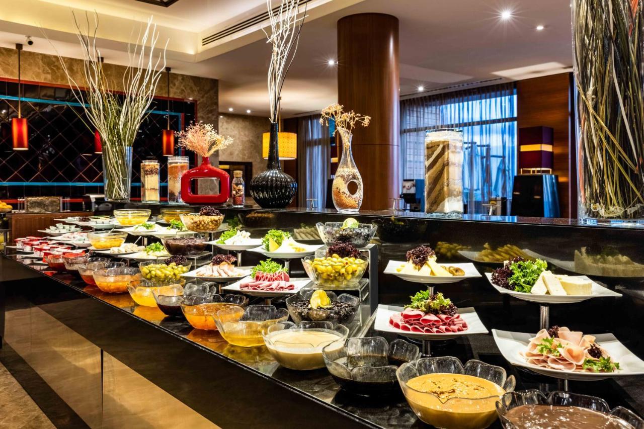 호텔 셀릭 팰리스 컨벤션 센터 테르말 스파 부루사 외부 사진 A buffet at a hotel