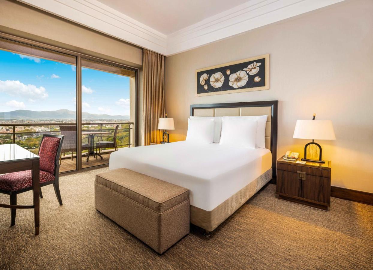 호텔 셀릭 팰리스 컨벤션 센터 테르말 스파 부루사 외부 사진 A bedroom at the Hilton Istanbul Bosphorus
